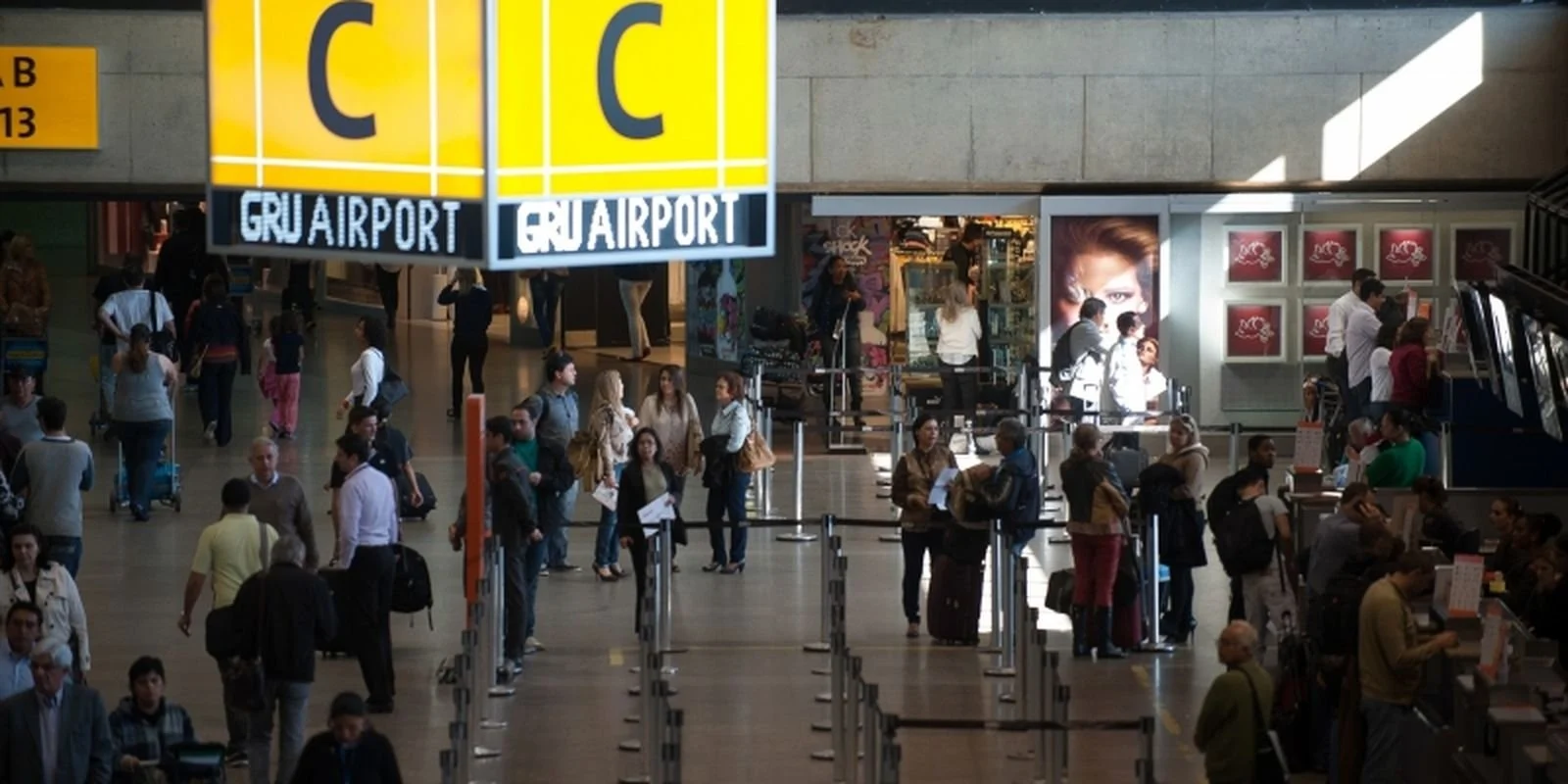 Passageiros circulam pelo saguão de um aeroporto brasileiro. Foto: Arquivo/Agência Brasil