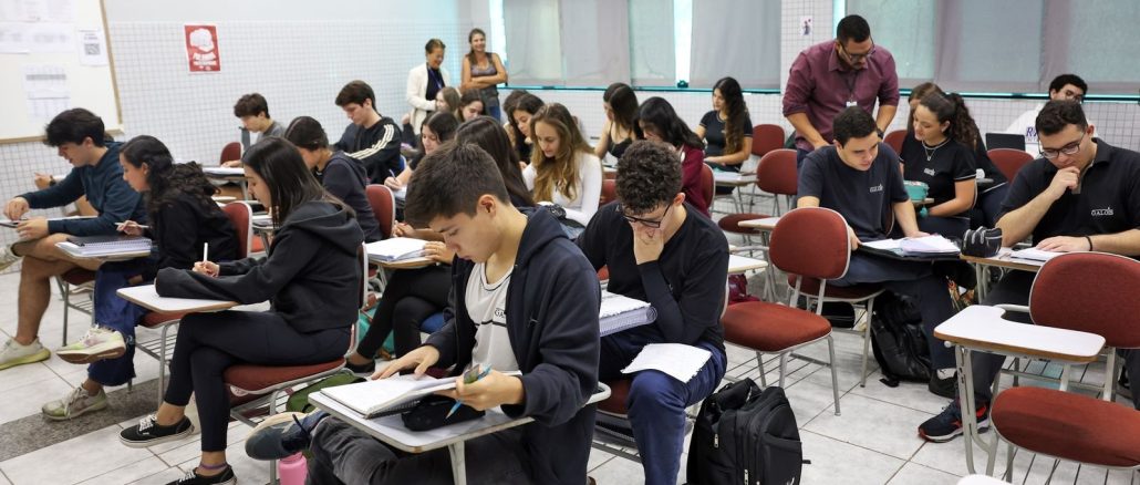 Estudantes universitários em sala de aula durante atividade em instituição de ensino superior. Foto: José Cruz/Agência Brasil