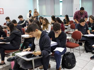 Estudantes universitários em sala de aula durante atividade em instituição de ensino superior. Foto: José Cruz/Agência Brasil