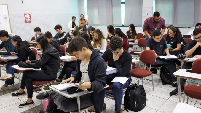 Estudantes universitários em sala de aula durante atividade em instituição de ensino superior. Foto: José Cruz/Agência Brasil