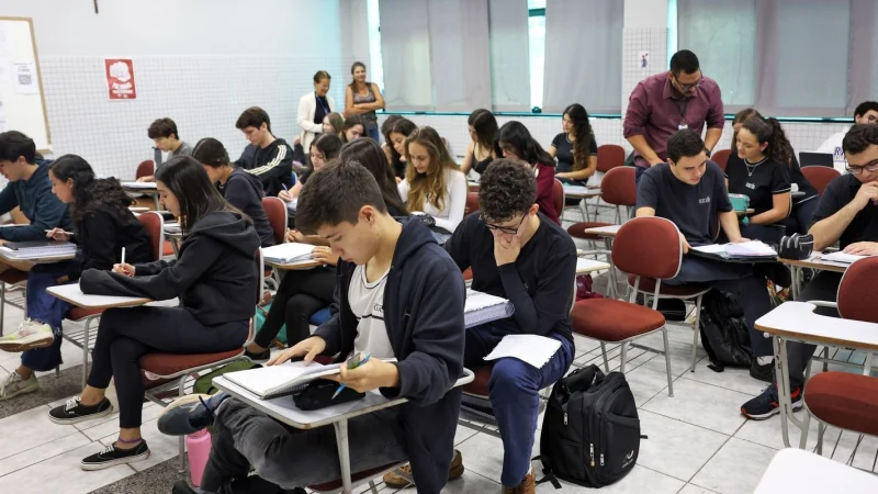 Estudantes universitários em sala de aula durante atividade em instituição de ensino superior. Foto: José Cruz/Agência Brasil