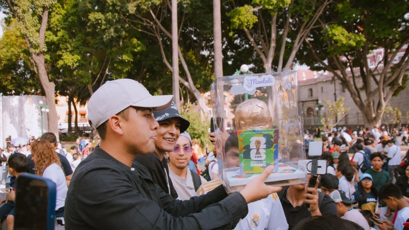 Torcedores usam celulares em estádio durante a Copa do Mundo de 2026