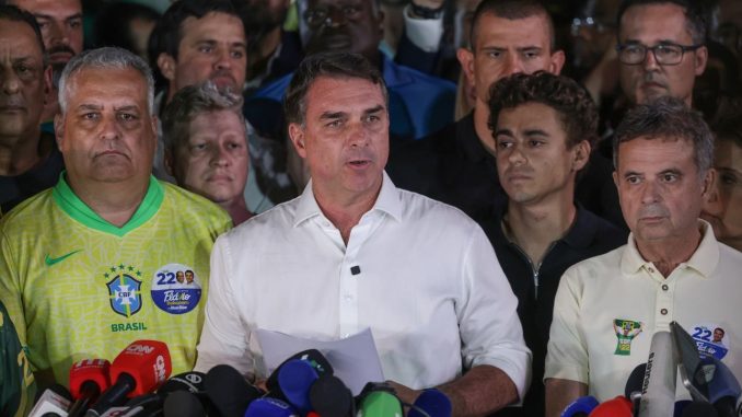 Flávio Bolsonaro fala a jornalistas após o resultado do segundo turno. Foto: Joédson Alves/Agência Brasil