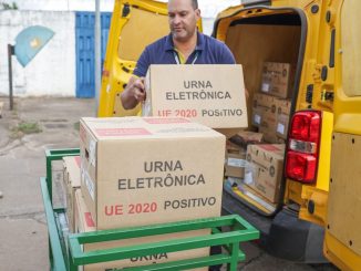 Militares das Forças Armadas no transporte de urnas eletrônicas para o segundo turno das eleições. Foto: Joédson Alves/Agência Brasil