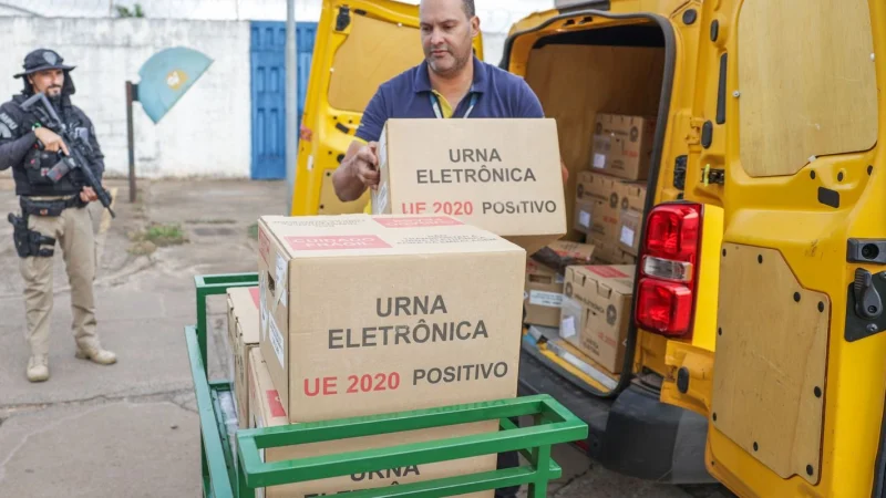Militares das Forças Armadas no transporte de urnas eletrônicas para o segundo turno das eleições. Foto: Joédson Alves/Agência Brasil