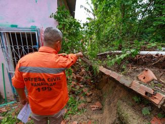 Agentes da Defesa Civil atuam em área atingida por desastre climático. Foto: Agência Senado