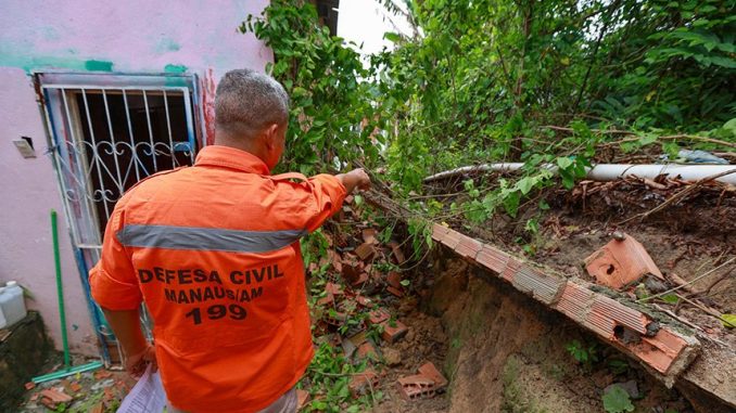 Agentes da Defesa Civil atuam em área atingida por desastre climático. Foto: Agência Senado