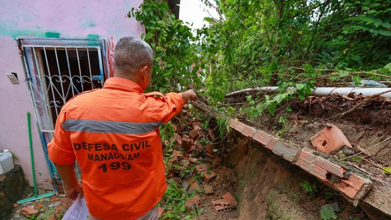Agentes da Defesa Civil atuam em área atingida por desastre climático. Foto: Agência Senado