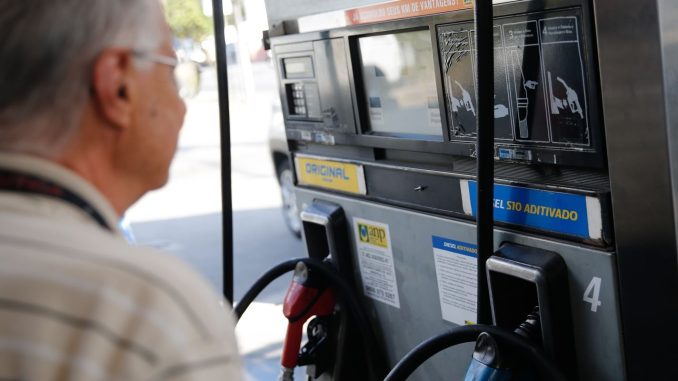 Bomba de diesel em posto de abastecimento. Foto: Fernando Frazão/Agência Brasil