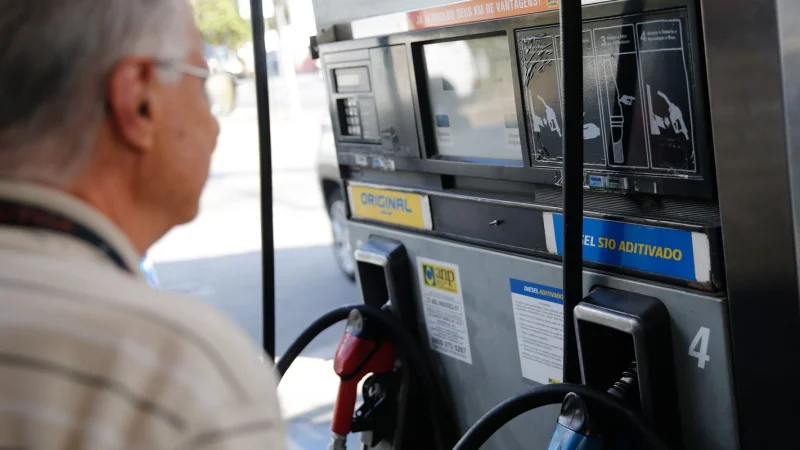 Bomba de diesel em posto de abastecimento. Foto: Fernando Frazão/Agência Brasil