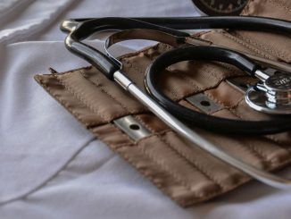 Profissional de saúde mede a pressão arterial de estudante em ambiente escolar. Foto: Agência Brasil