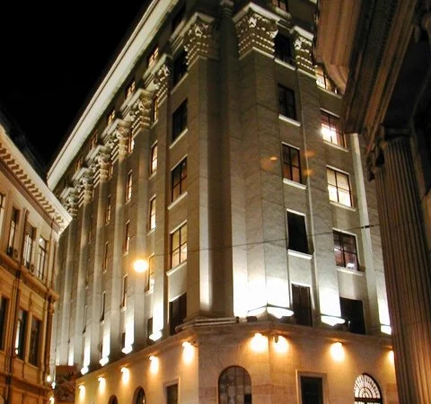 Painel eletrônico com cotações de ações da bolsa brasileira. Foto: Rockmysock at English Wikipedia (Wikimedia Commons)