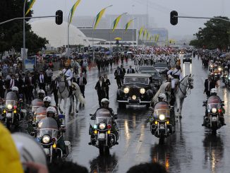 Céu com nuvens carregadas e chuva sobre área urbana
