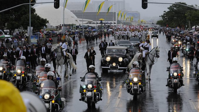 Céu com nuvens carregadas e chuva sobre área urbana