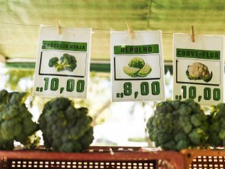 Consumidor escolhe produtos em corredor de supermercado