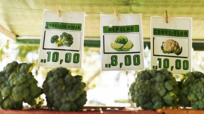 Consumidor escolhe produtos em corredor de supermercado