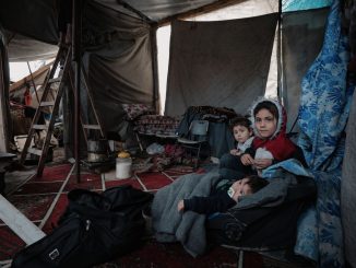 Tendas de famílias deslocadas em acampamento na Faixa de Gaza durante o período de chuvas