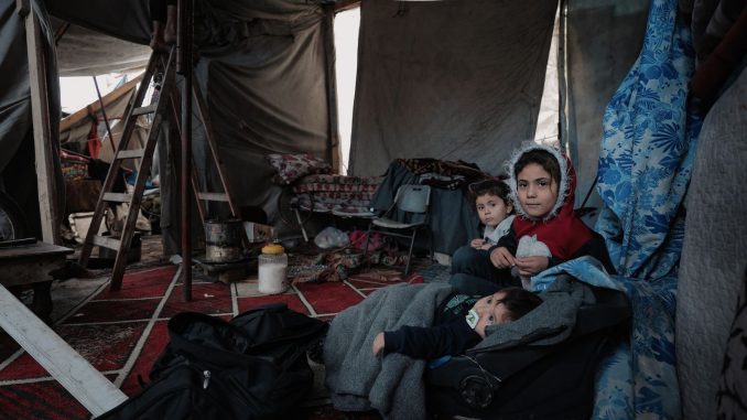 Tendas de famílias deslocadas em acampamento na Faixa de Gaza durante o período de chuvas