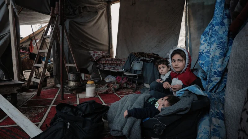 Tendas de famílias deslocadas em acampamento na Faixa de Gaza durante o período de chuvas