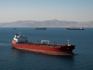Navios em trânsito no Estreito de Ormuz, passagem marítima entre o Golfo Pérsico e o Mar de Omã