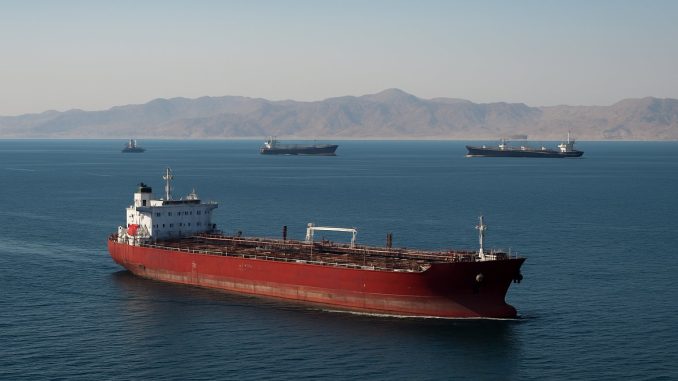 Navios em trânsito no Estreito de Ormuz, passagem marítima entre o Golfo Pérsico e o Mar de Omã