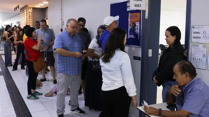 Eleitores em seção de votação em Brasília durante o primeiro turno das eleições de 2026. Foto: Lula Marques/Agência Brasil