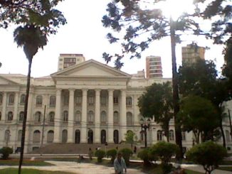 Fachada de campus de universidade federal