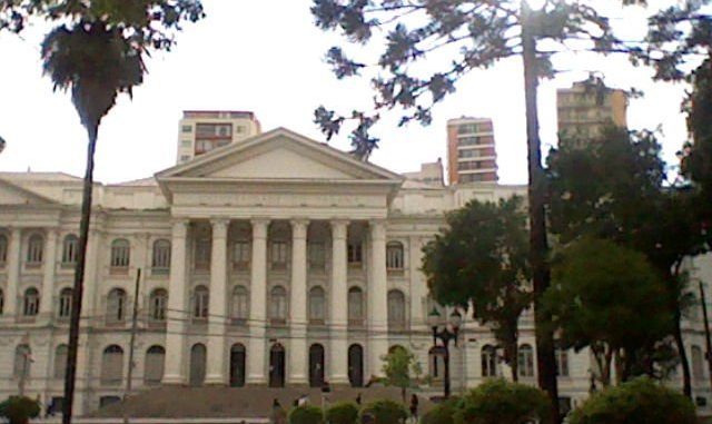 Fachada de campus de universidade federal