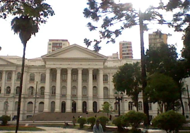 Fachada de campus de universidade federal