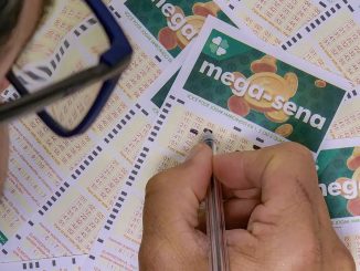 Apostador preenche volante da Mega-Sena em lotérica. Foto: Rafa Neddermeyer/Agência Brasil