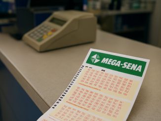Volante da Mega-Sena sobre balcão de casa lotérica
