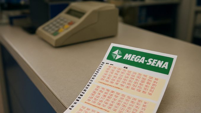 Volante da Mega-Sena sobre balcão de casa lotérica