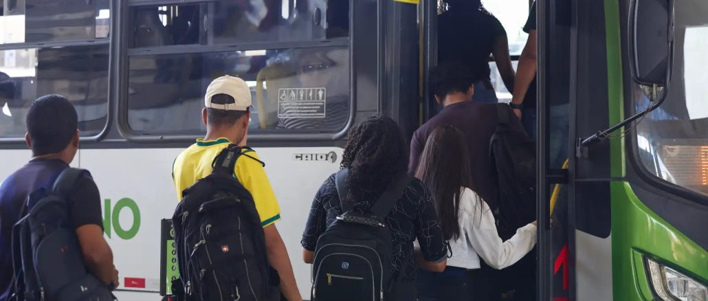 Passageiros em estação de metrô ou terminal de ônibus no Distrito Federal. Foto: Fabio Rodrigues-Pozzebom/Agência Brasil