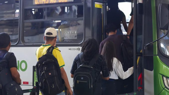 Passageiros em estação de metrô ou terminal de ônibus no Distrito Federal. Foto: Fabio Rodrigues-Pozzebom/Agência Brasil