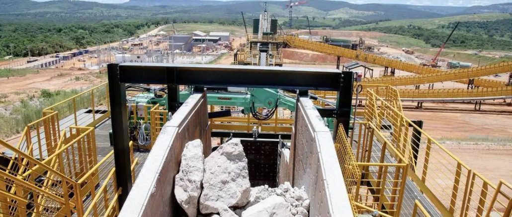 Operação de mineração em área de extração de minerais no Brasil