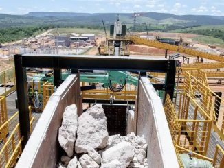 Operação de mineração em área de extração de minerais no Brasil