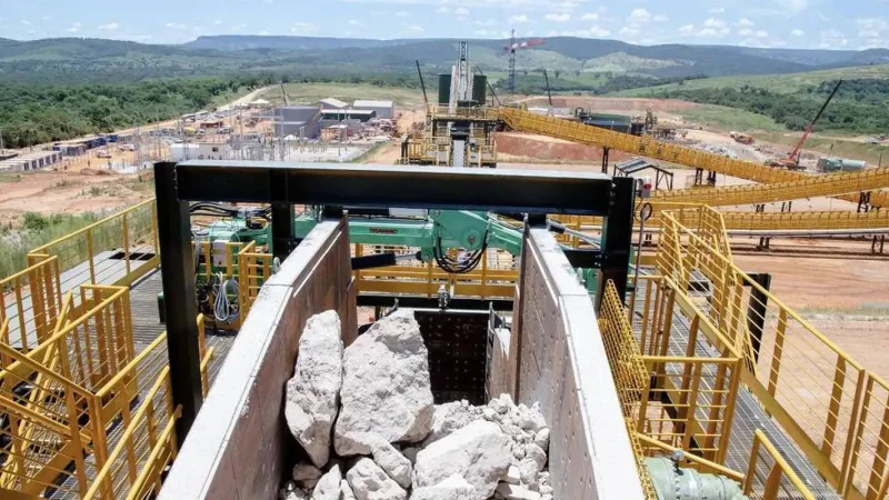 Operação de mineração em área de extração de minerais no Brasil