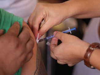 Profissional de saúde prepara dose da vacina tríplice viral contra o sarampo