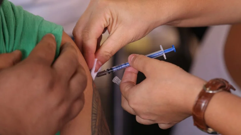 Profissional de saúde prepara dose da vacina tríplice viral contra o sarampo