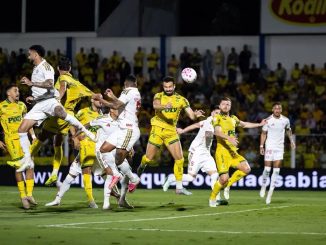 Jogadores do Mirassol em campo na partida contra o Internacional, no Maião