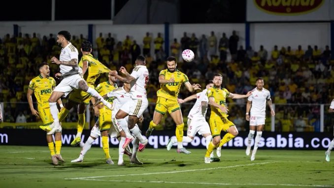 Jogadores do Mirassol em campo na partida contra o Internacional, no Maião