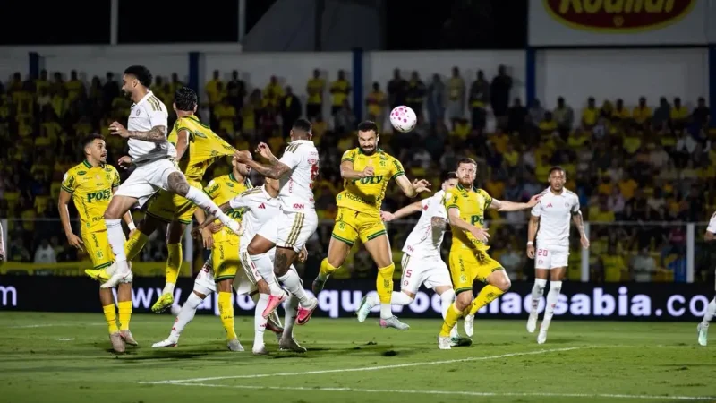 Jogadores do Mirassol em campo na partida contra o Internacional, no Maião