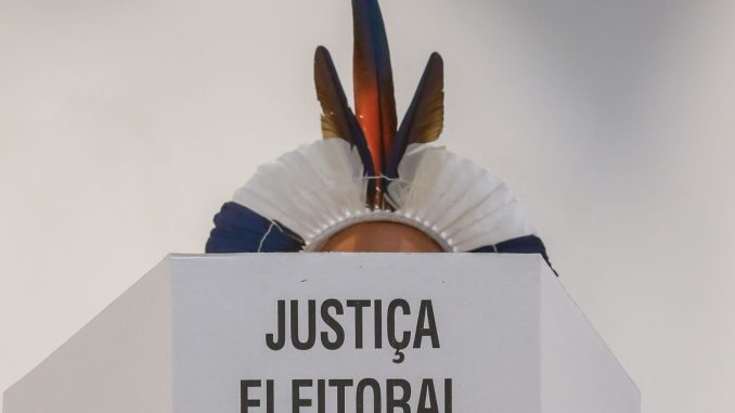 Indígenas em fila de votação durante eleições no Brasil. Foto: Paulo Pinto/Agência Brasil