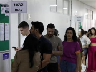Eleitores em local de votação no primeiro turno das eleições de 2026. Foto: © Bruno Peres/Agência Brasil