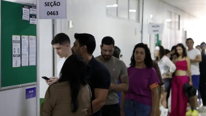 Eleitores em local de votação no primeiro turno das eleições de 2026. Foto: © Bruno Peres/Agência Brasil