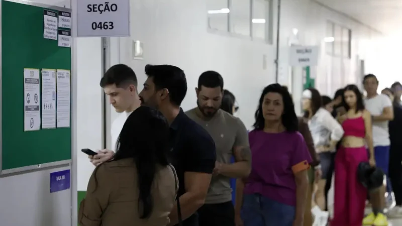 Eleitores em local de votação no primeiro turno das eleições de 2026. Foto: © Bruno Peres/Agência Brasil