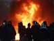 Policiais e manifestantes em rua de Paris durante protestos contra os preços altos