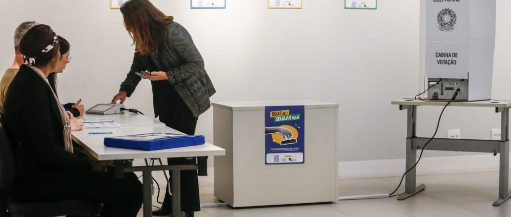 Cabine de votação em seção eleitoral durante eleições de 2026. Foto: Paulo Pinto/Agência Brasil
