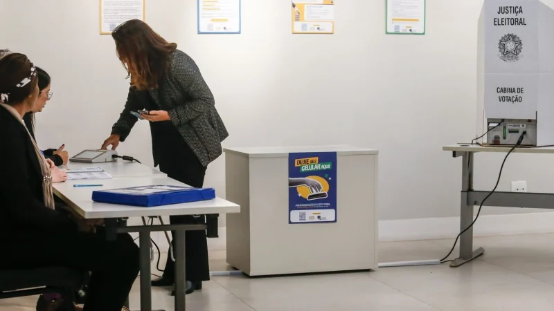 Cabine de votação em seção eleitoral durante eleições de 2026. Foto: Paulo Pinto/Agência Brasil
