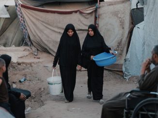 Tendas e abrigos improvisados em acampamento na Faixa de Gaza